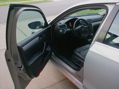 Used 2012 Volkswagen Passat 2.5 SE FWD image 10
