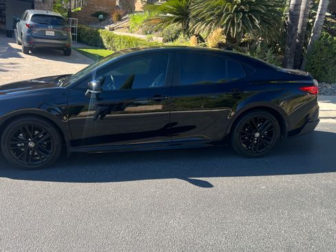 Used 2025 Toyota Camry SE image 1