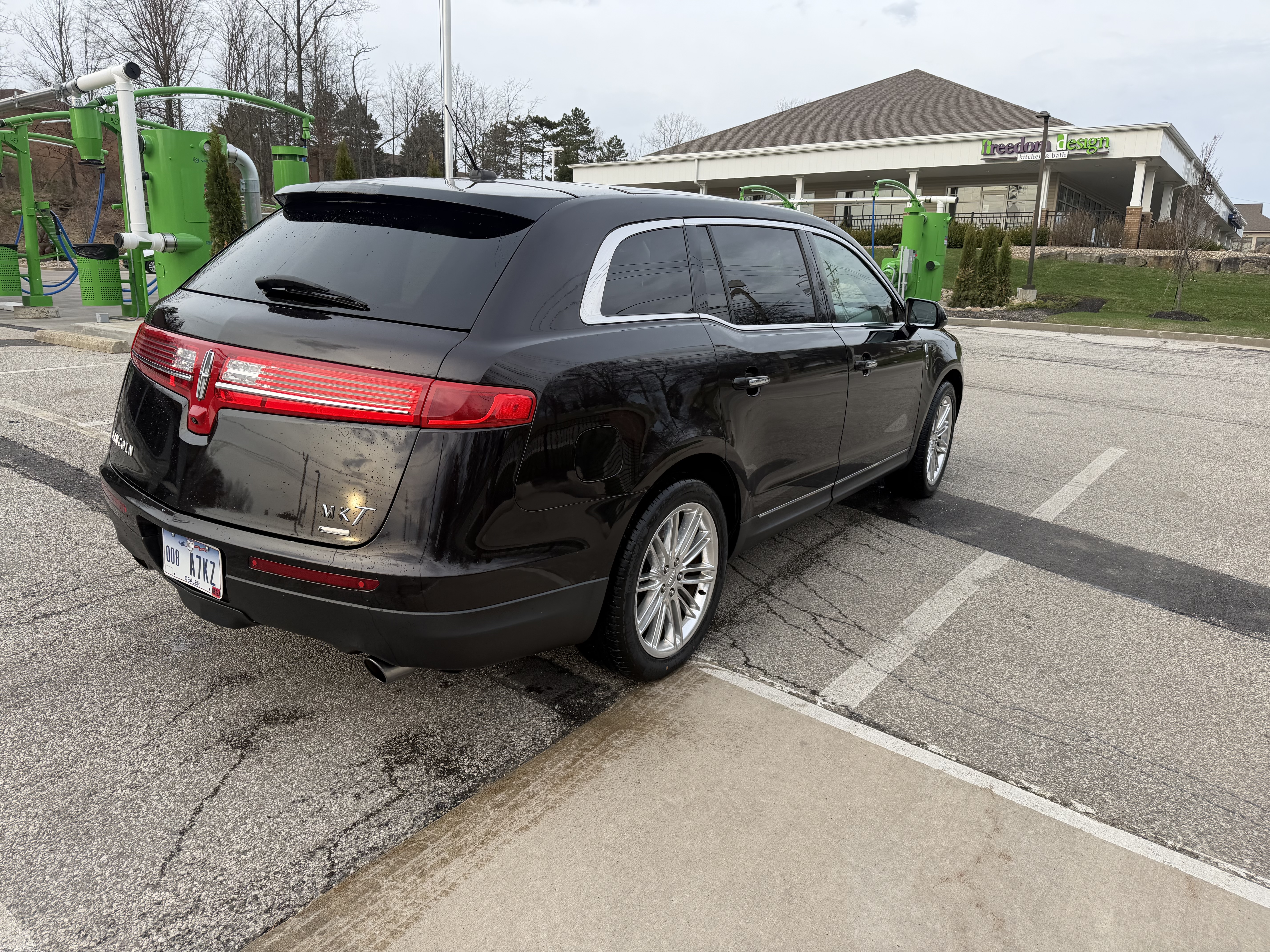 Used 2013 Lincoln MKT AWD image 2