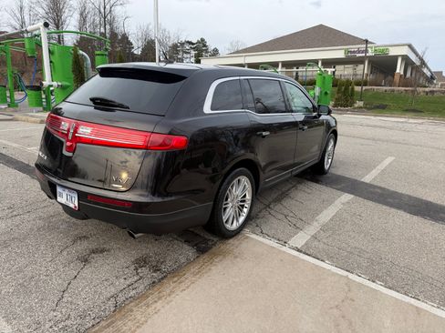 Used 2013 Lincoln MKT AWD image 2