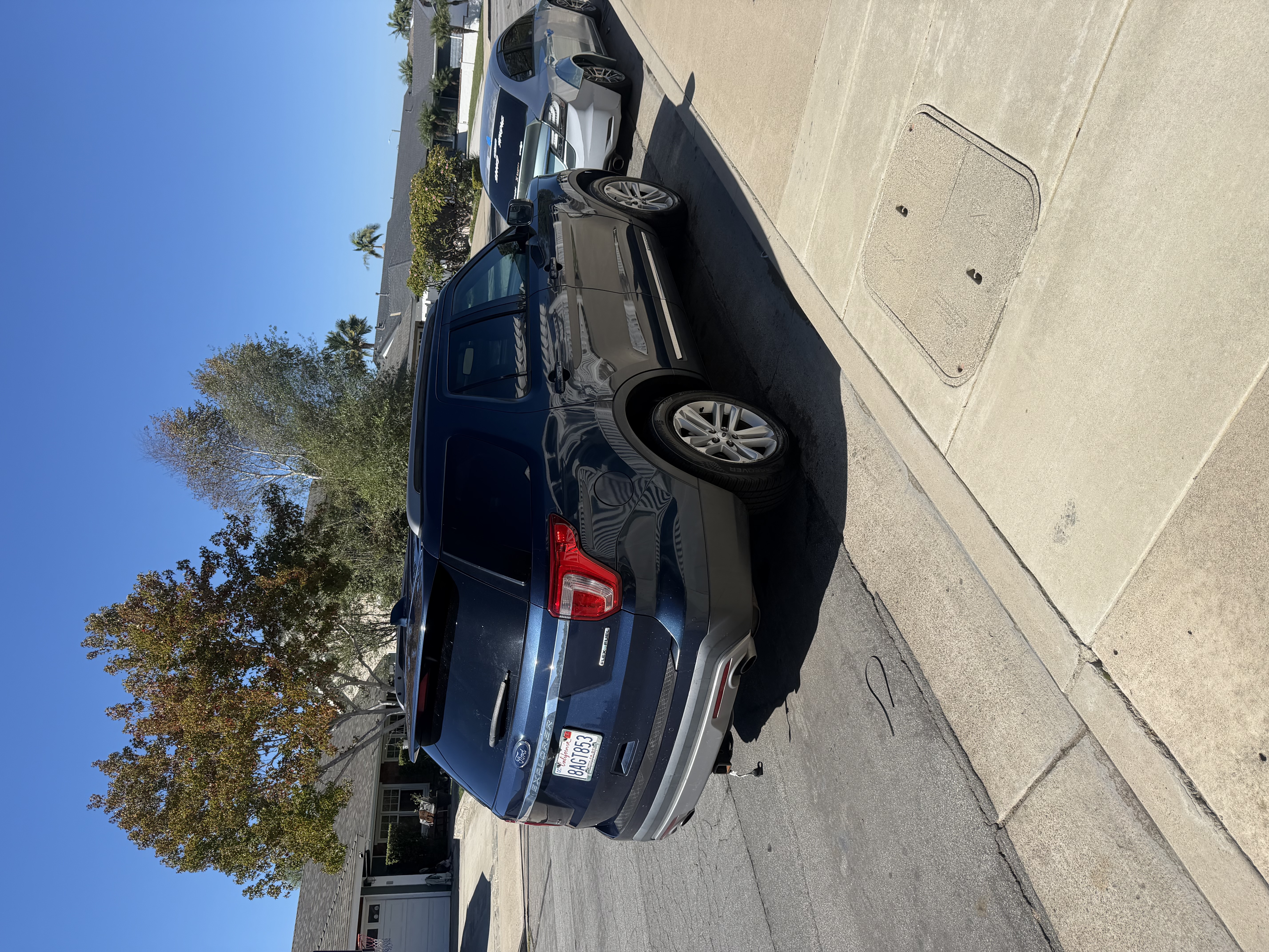 Used 2016 Ford Explorer XLT w/ Equipment Group 202A FWD image 2