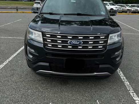 Used 2017 Ford Explorer XLT w/ Equipment Group 202A AWD/4WD image 2