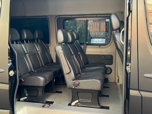 Used 2018 Mercedes-Benz Sprinter 2500 image 10