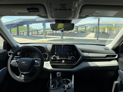 Used 2022 Toyota Highlander LE image 22