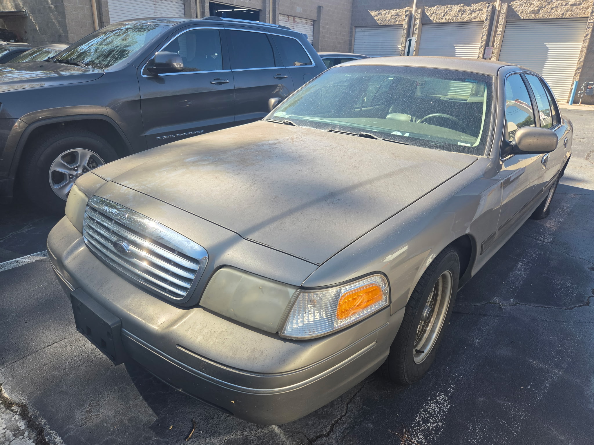 Used 2002 Ford Crown Victoria LX RWD image 1