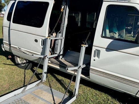 Used 1998 Ford E-150 and Econoline 150 image 1