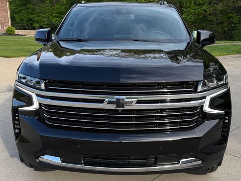 Used 2024 Chevrolet Suburban LT w/ Luxury Package AWD/4WD image 4