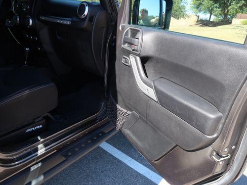 Used 2017 Jeep Wrangler Unlimited Rubicon w/ Connectivity Group image 19