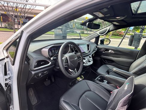 Used 2025 Chrysler Pacifica Select FWD image 8