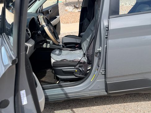 Used 2020 Hyundai Venue SEL FWD image 8