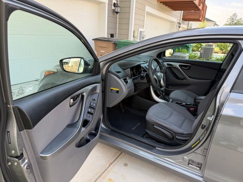 Used 2014 Hyundai Elantra SE w/ Option Group 02 FWD image 10