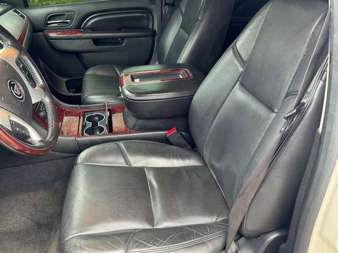 Used 2013 Cadillac Escalade Luxury AWD/4WD image 9