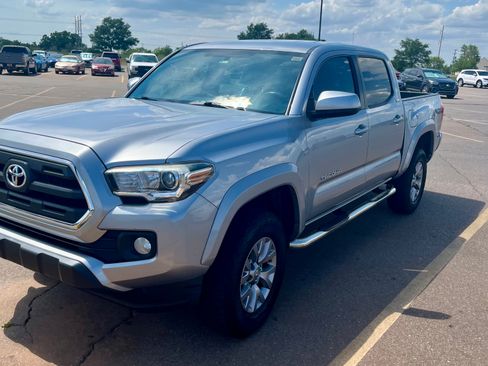 Used 2017 Toyota Tacoma SR5 w/ Tow Package RWD image 2