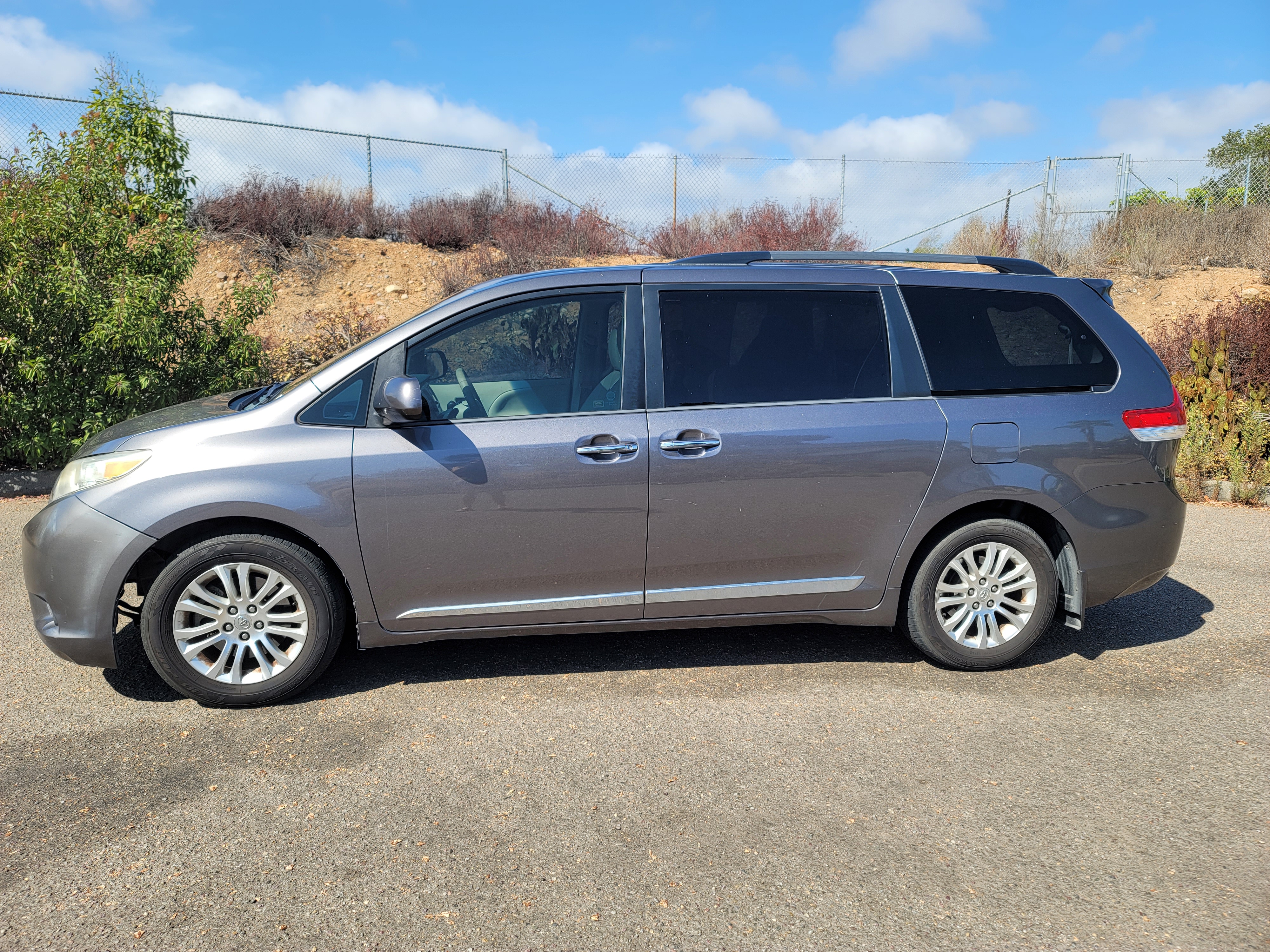 Used 2013 Toyota Sienna XLE w/ Entertainment Pkg FWD image 13
