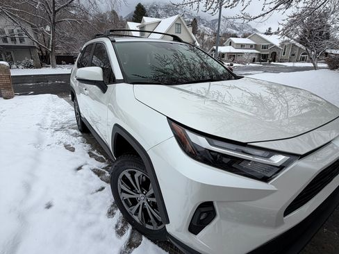 Used 2022 Toyota RAV4 XLE Premium image 5