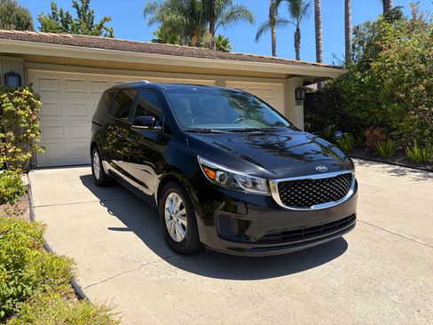 Used 2016 Kia Sedona LX w/ LX Convenience Package FWD image 4