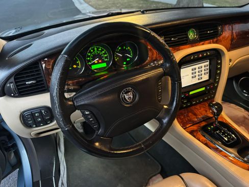 Used 2007 Jaguar XJ8 image 9