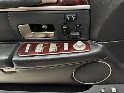 Used 2011 Lincoln Town Car Signature Limited image 11