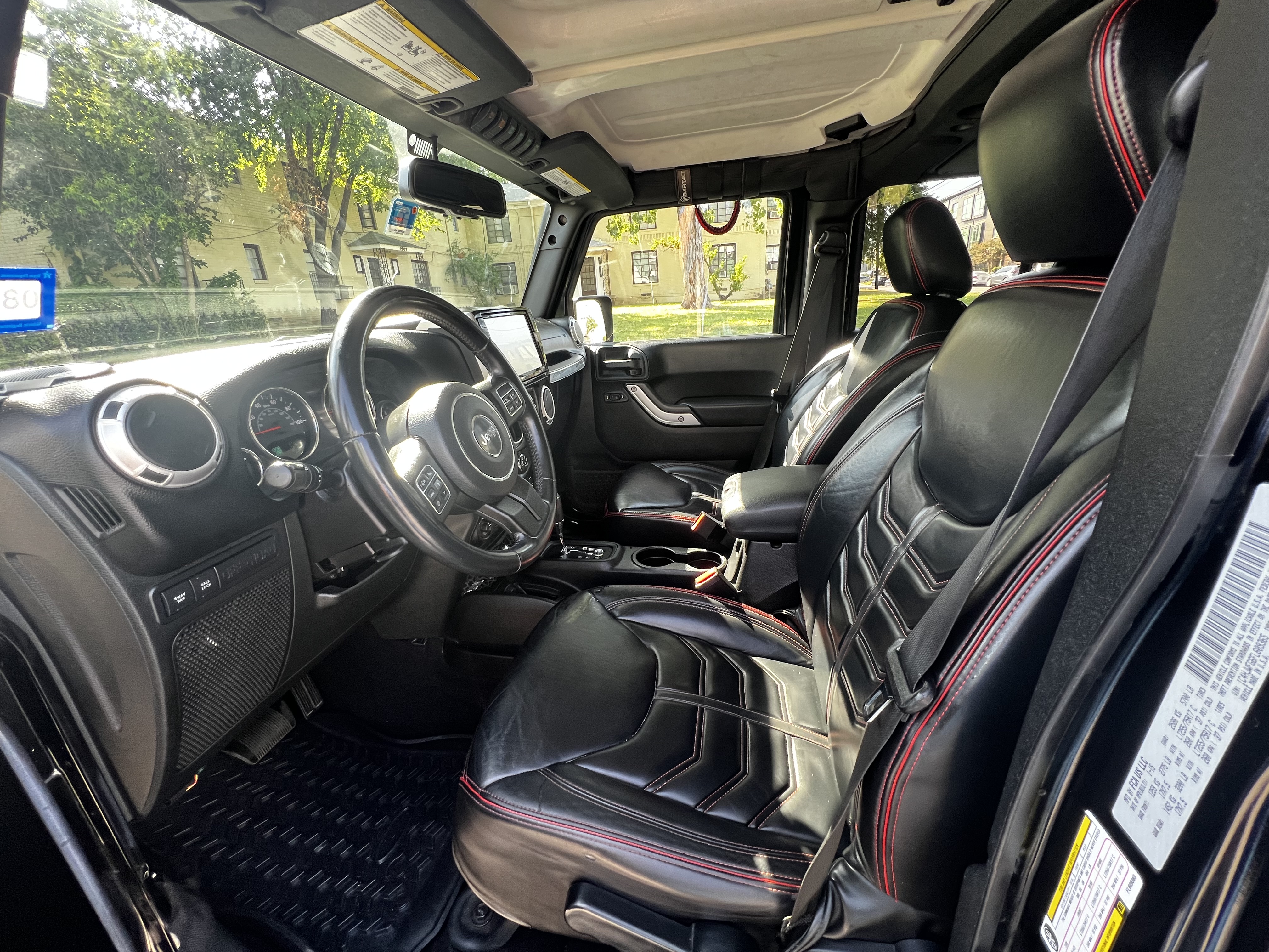Used 2015 Jeep Wrangler Unlimited Rubicon w/ Connectivity Group AWD/4WD image 5