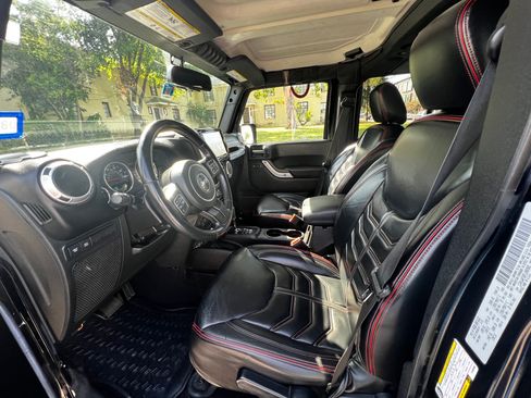 Used 2015 Jeep Wrangler Unlimited Rubicon w/ Connectivity Group AWD/4WD image 5