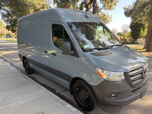 Used 2025 Mercedes-Benz Sprinter 2500 image 2