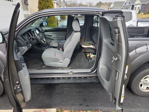 Used 2015 Toyota Tacoma 4x4 Access Cab w/ Convenience Package image 6