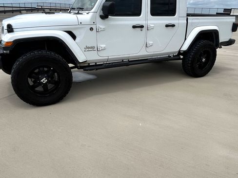 Used 2020 Jeep Gladiator Overland AWD/4WD image 2