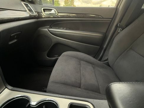 Used 2011 Jeep Grand Cherokee Laredo AWD/4WD image 9
