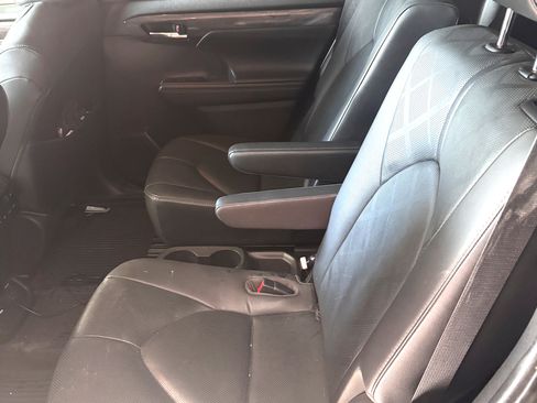 Used 2020 Toyota Highlander Platinum image 9