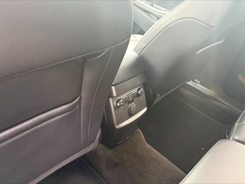 Used 2018 Ford Explorer XLT w/ Equipment Group 202A FWD image 12