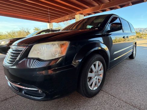 Used 2014 Chrysler Town & Country Touring image 9