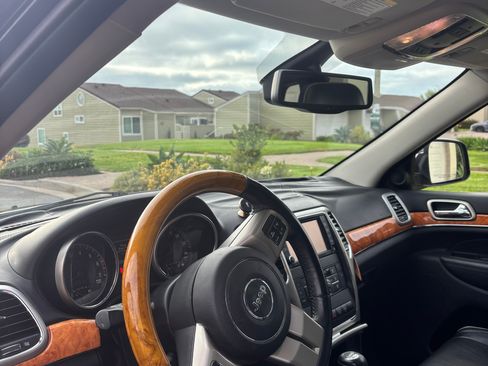 Used 2012 Jeep Grand Cherokee Overland image 11