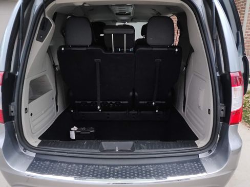 Used 2014 Chrysler Town & Country Touring image 10