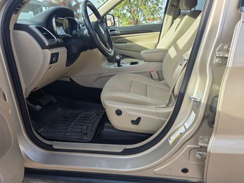 Used 2014 Jeep Grand Cherokee Laredo w/ 18" Wheel & 8.4" Radio Group image 9