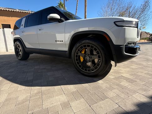 Used 2023 Rivian R1S Adventure image 9