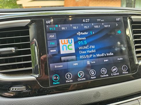 Used 2018 Chrysler Pacifica Touring-L image 8