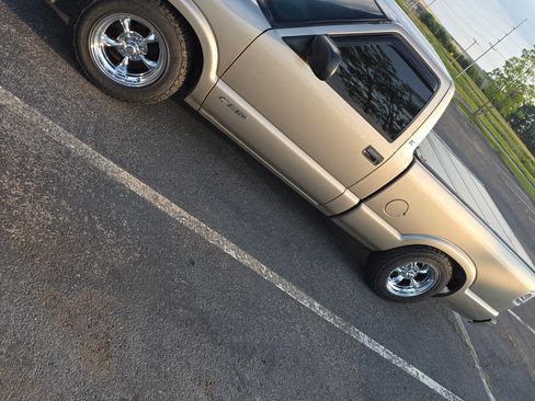 Used 2001 Chevrolet S10 Pickup LS w/ Preferred Equipment Group RWD image 1