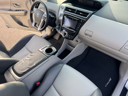 Used 2017 Toyota Prius V Five image 27