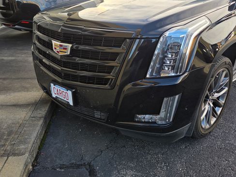 Used 2020 Cadillac Escalade Luxury w/ Escalade Sport Edition image 9
