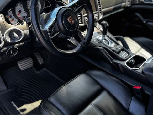 Used 2015 Porsche Cayenne Turbo image 14