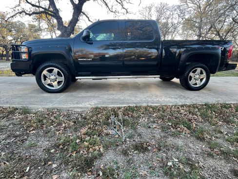 Used 2011 Chevrolet Silverado 2500 LTZ w/ LTZ Plus Package image 10