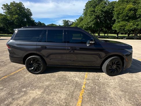 Used 2025 Lincoln Navigator Reserve w/ Jet Appearance Package AWD/4WD image 2