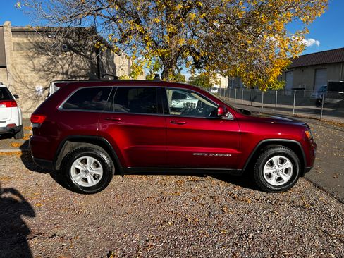 Used 2017 Jeep Grand Cherokee Laredo AWD/4WD image 2