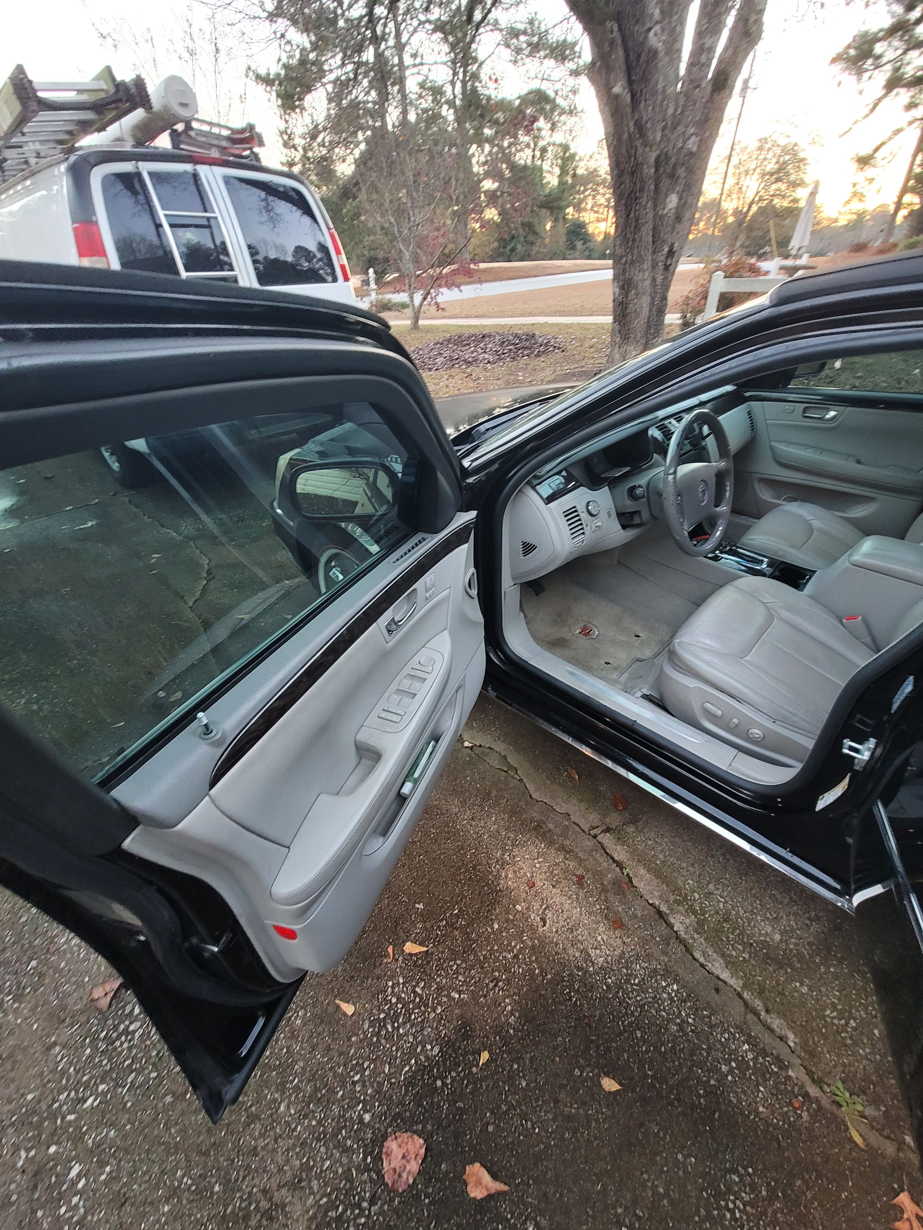 Used 2008 Cadillac DTS w/ Sun And Navigation Package FWD image 13