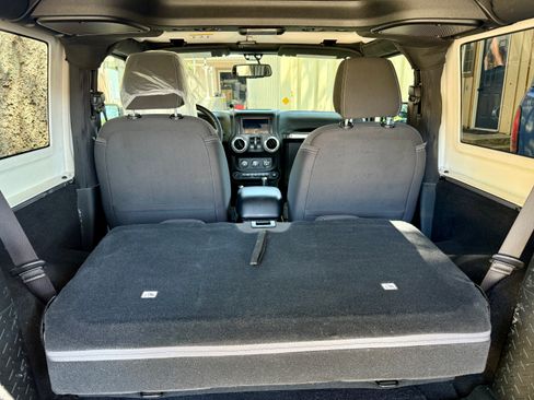 Used 2018 Jeep Wrangler Sahara w/ Connectivity Group image 12