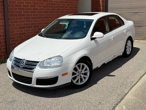 Used 2010 Volkswagen Jetta SE FWD image 1