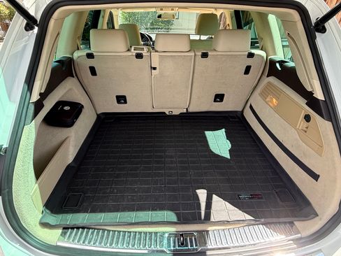 Used 2014 Volkswagen Touareg Sport image 12