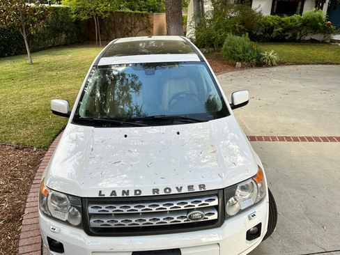 Used 2011 Land Rover LR2 HSE image 9