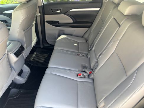 Used 2019 Toyota Highlander XLE AWD/4WD image 6