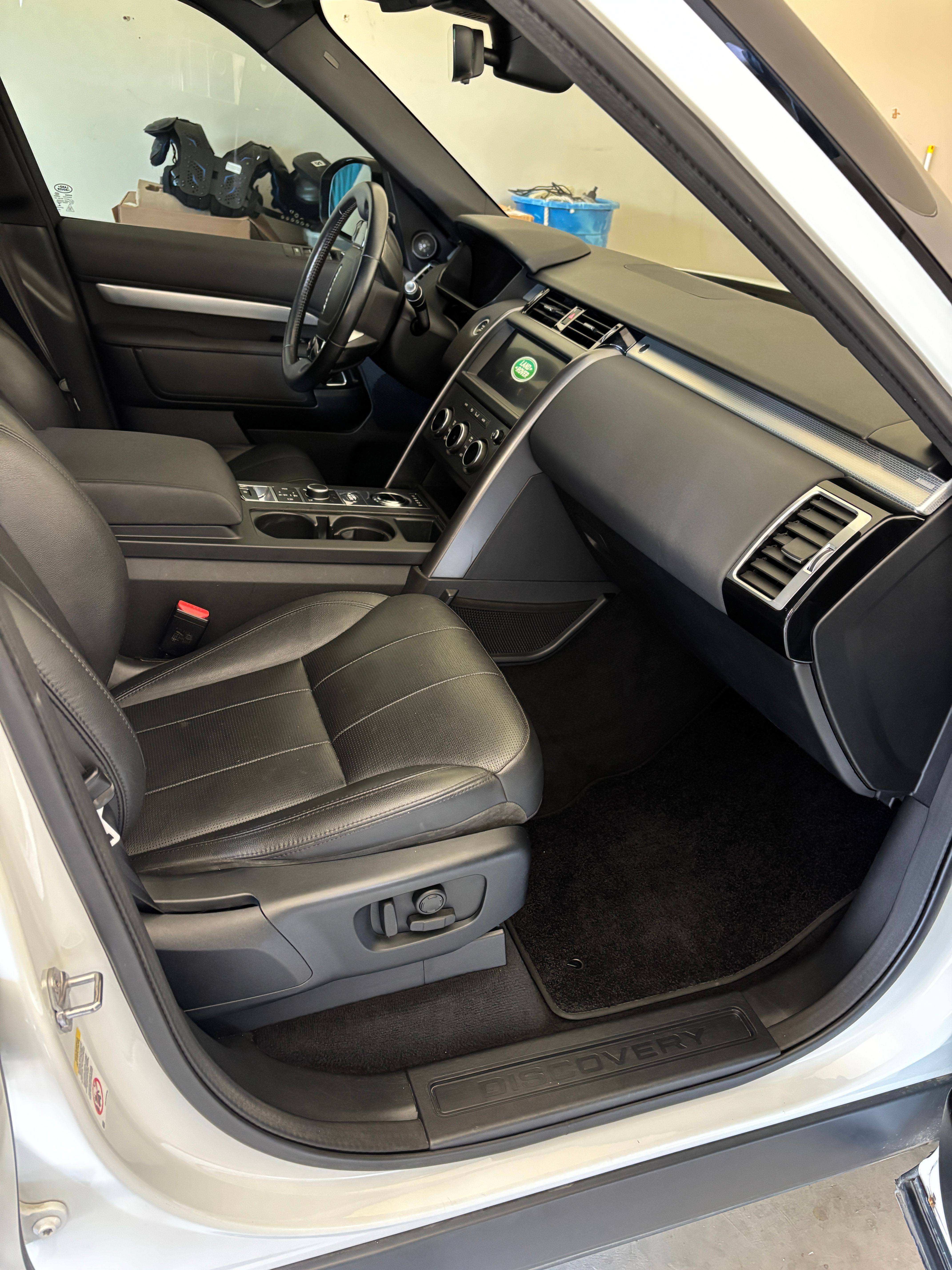 Used 2020 Land Rover Discovery Landmark AWD/4WD image 11